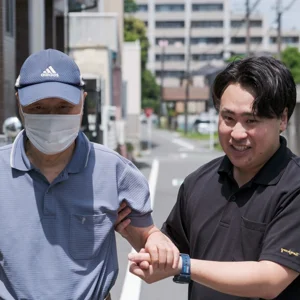 歩行訓練を行うお客様とスタッフ