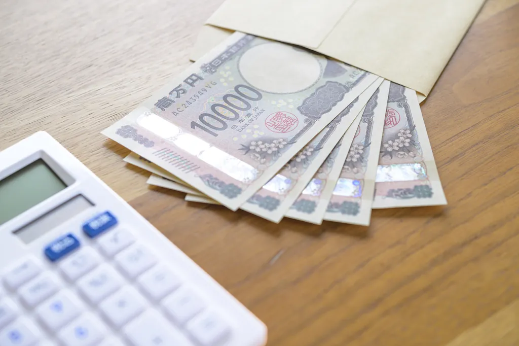 電卓と1万円札