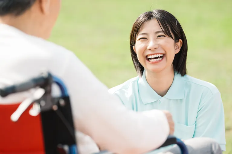 訪問看護ステーションとは？役割や利用方法・介護保険と医療保険の違いを解説